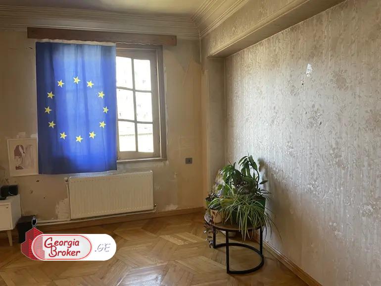 იყიდება ძველი გარემონტებული 3 ოთახიანი ბინა